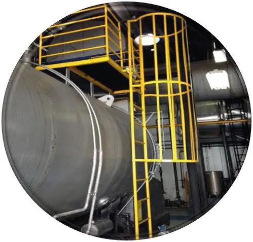 Escada tipo marinheiro com gaiola e plataforma de acesso a tanque industrial