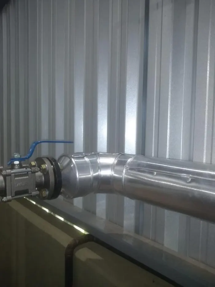 Tubulação com isolamento térmico e revestimento metálico junto a válvula