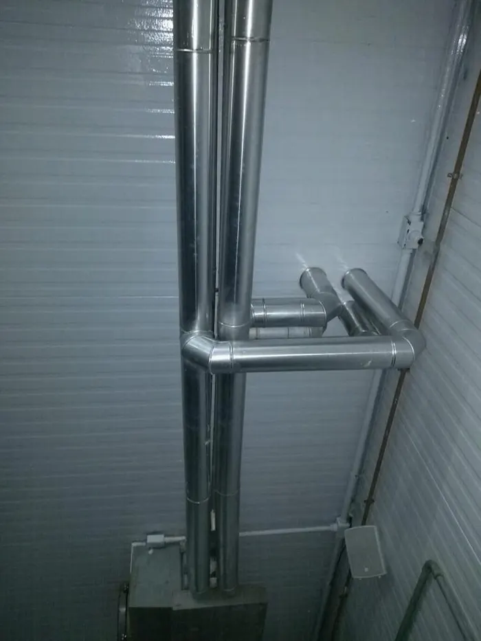 Linhas isoladas com revestimento metálico em ambiente refrigerado