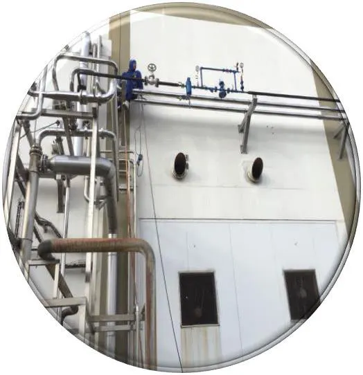Redes de utilidades montadas em fachada industrial