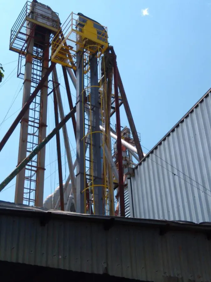 Torres de elevadores de canecas em unidade de armazenagem