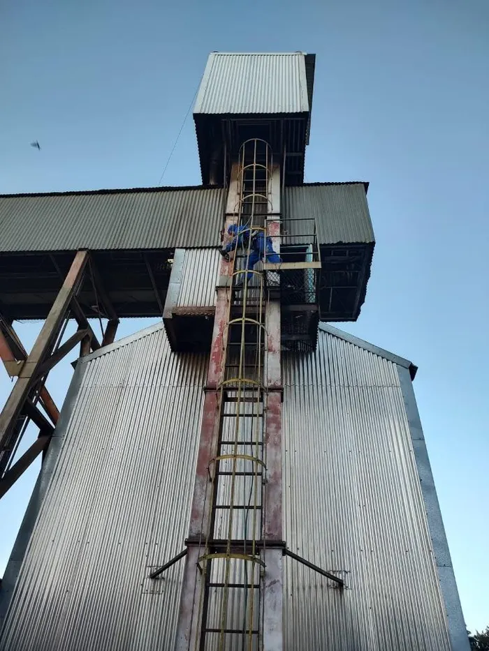 Escada com gaiola em torre de elevador de silo
